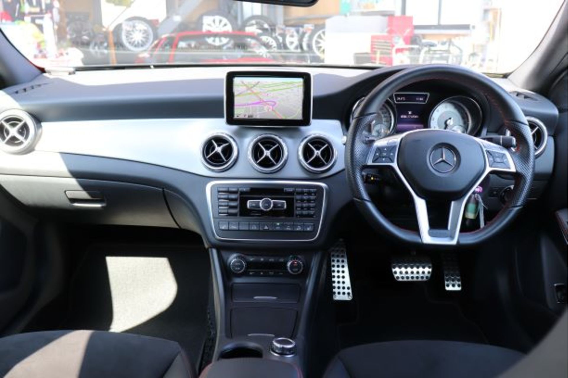 メルセデス・ベンツ　GLA250写真