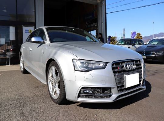 アウディS5の写真