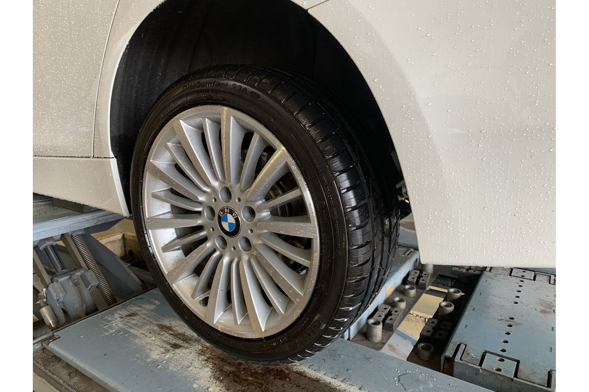 BMW DBA-3B20 3シリーズ　F30　ABS警告灯点灯　ホイールスピードセンサー交換