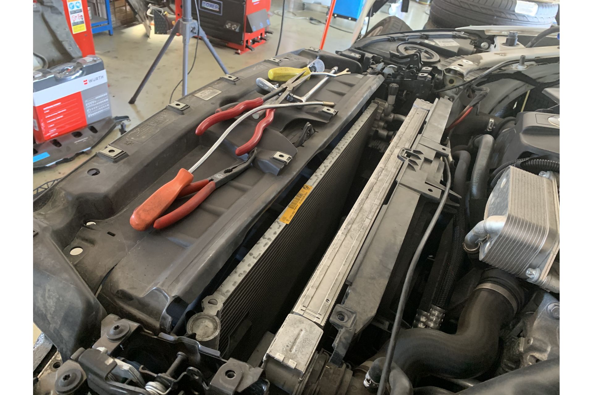 BMW DBA-YA30 F01 7シリーズ コンデンサー交換 | 山梨で高品質な中古車 