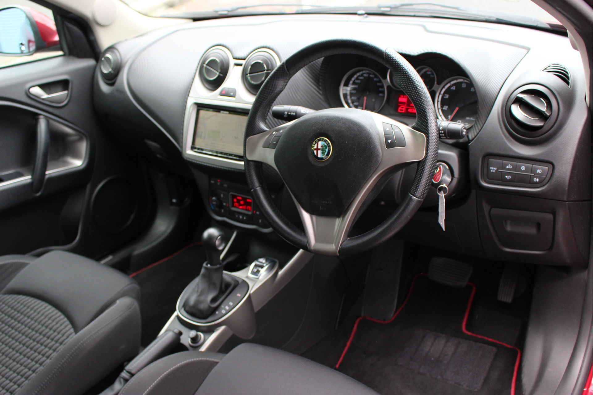 アルファロメオミトご成約頂きました 山梨でアルファロメオ 中古車 ならエムライン