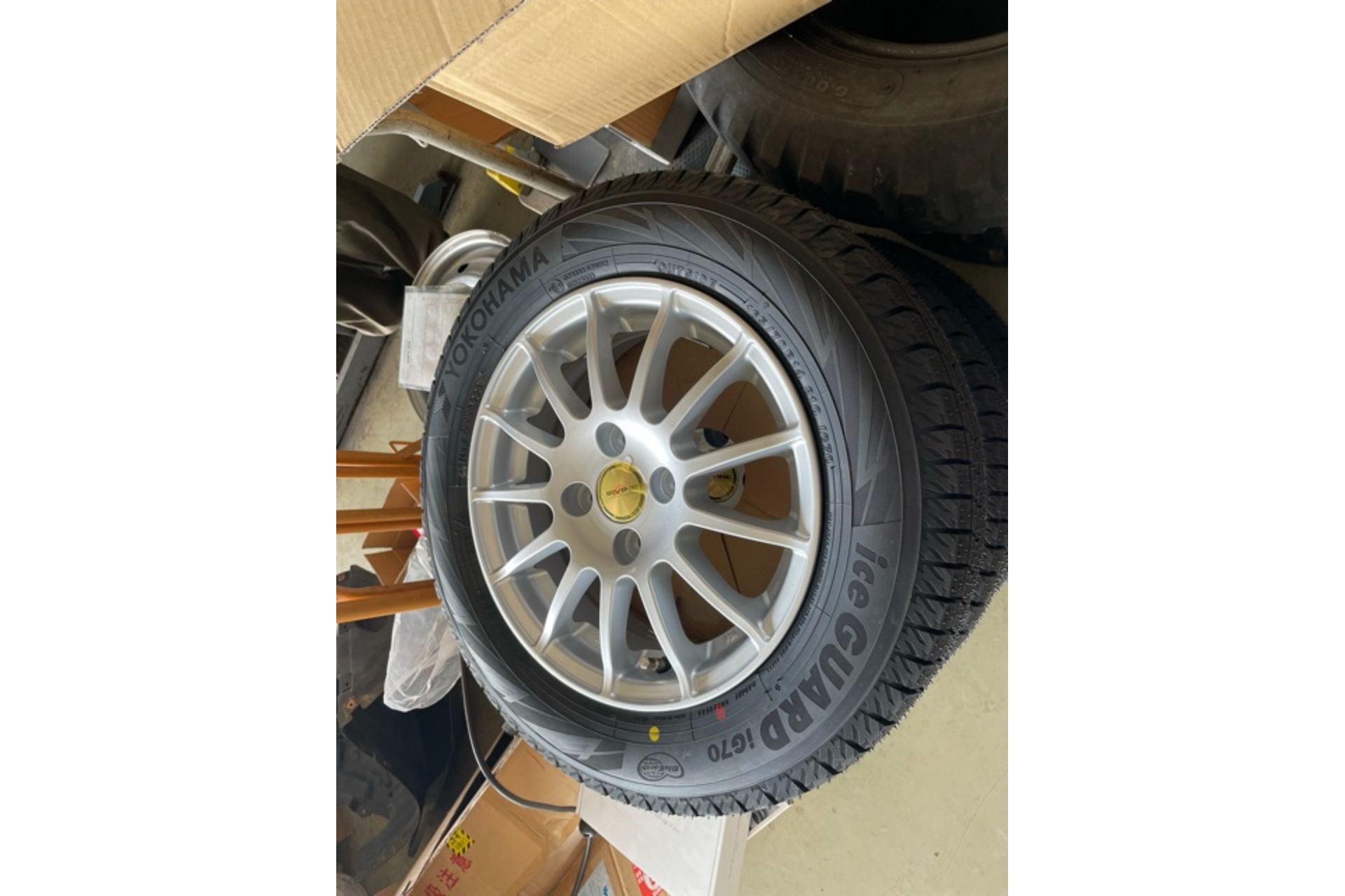 山梨　輸入車　エムライン　スタッドレスタイヤセット
