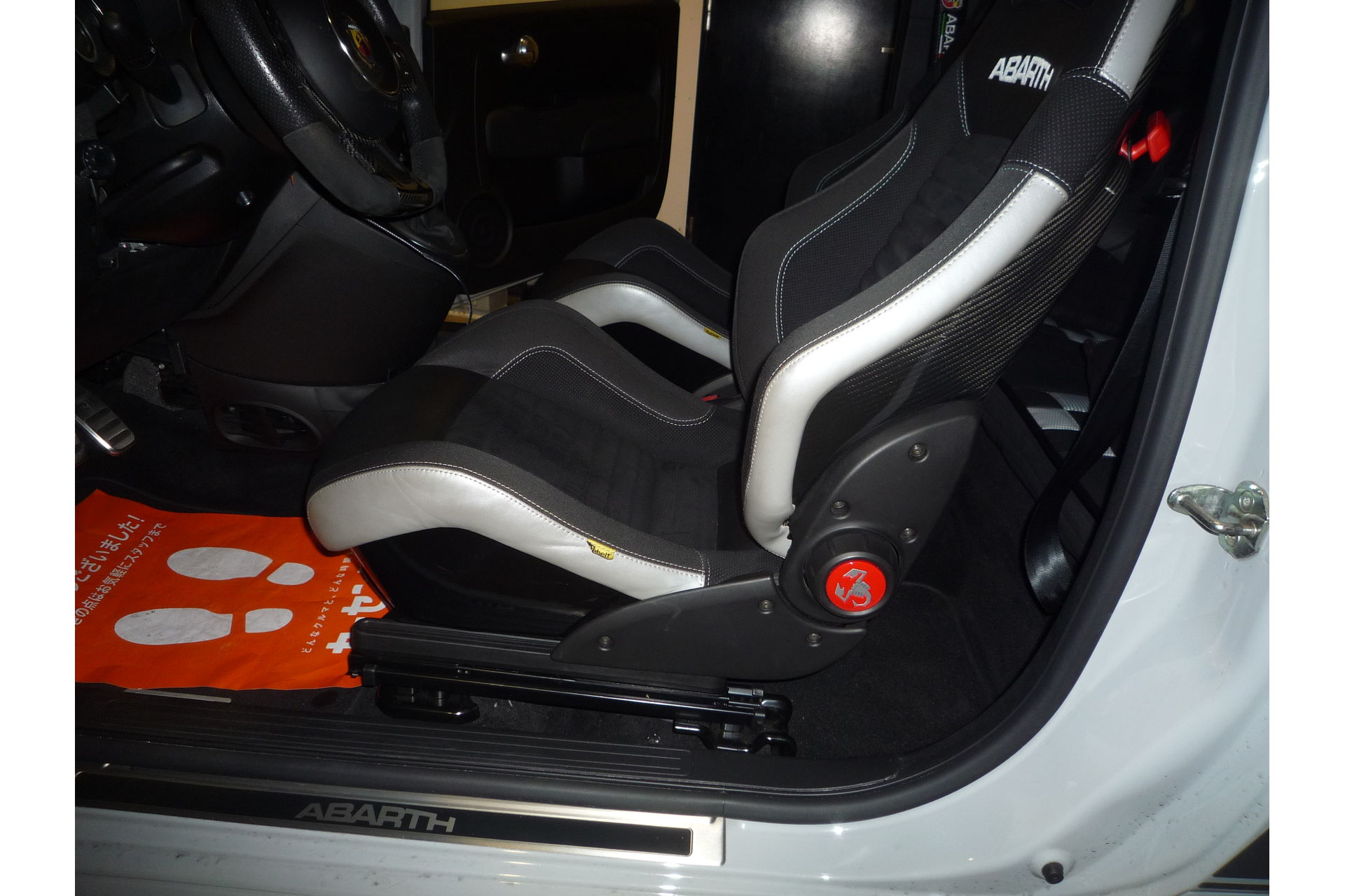 アバルト595コンペ シートレール交換 | 山梨で高品質な中古車販売 