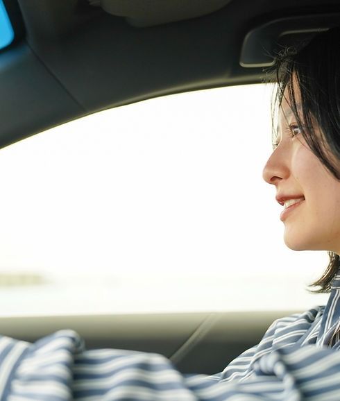 運転中の女性