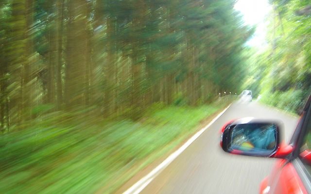 森の中を走る車