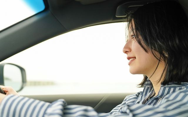 運転中の女性